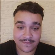 Joven atento,muy cercano y buena relación con los niños,título de bachillerato y estudiante en la actualidad.